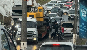Colisão trava a Via Expressa e causa caos no trânsito