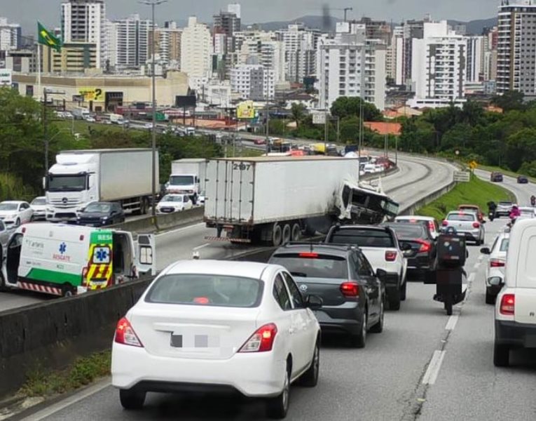 Com chuva,  pista molhada e acidentes param trânsito em Florianópolis