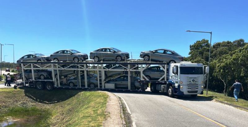 Caminhão-cegonha fica atravessado na pista e tranca trânsito para o Aeroporto