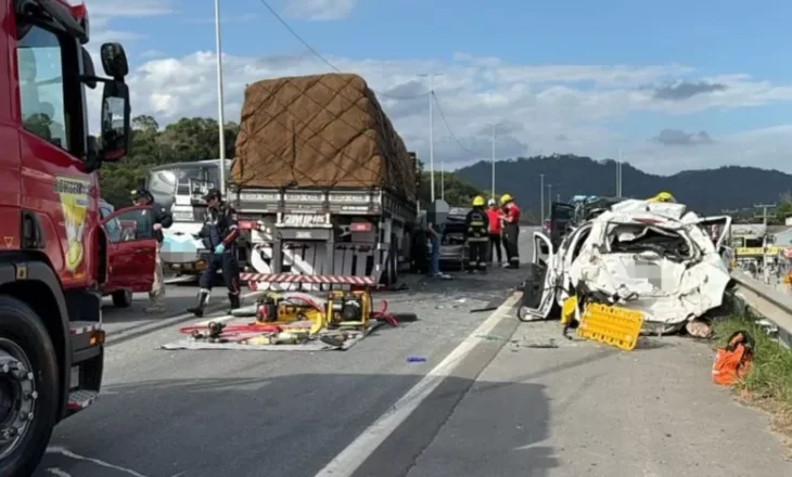 Engavetamento com oito veículos deixa feridos na BR-470