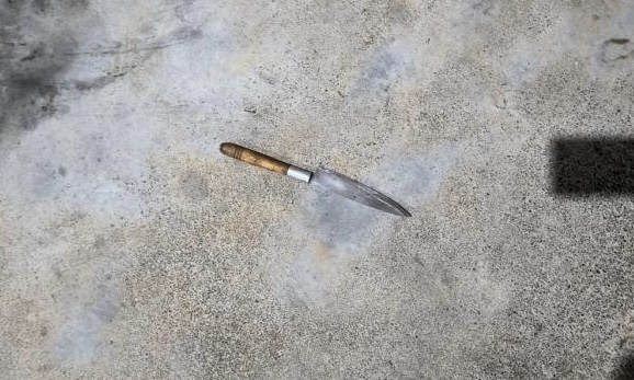 Suspeito armado com faca invade residência e é contido por moradores