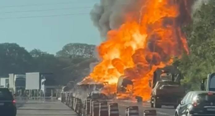 Vídeo: caminhão de botijões de gás pega fogo após colisão