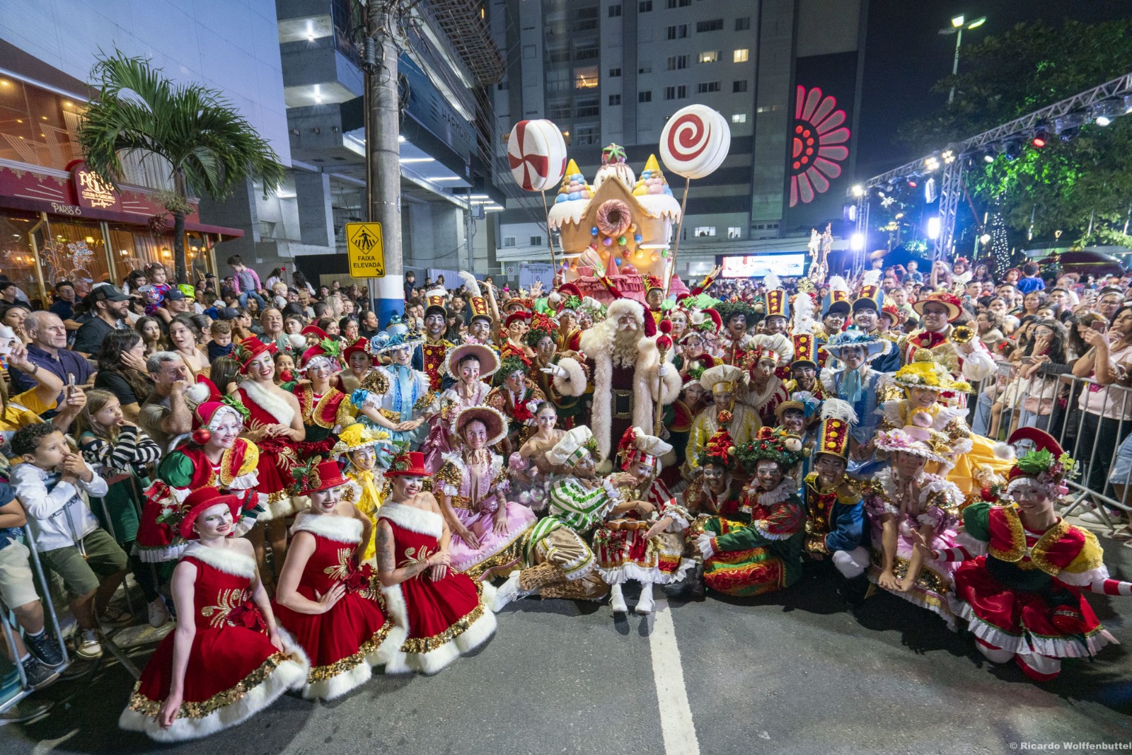 Primeiro desfile de Natal em Balneário Camboriú acontece nesta quarta-feira