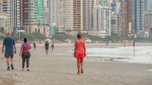 Balneário Camboriú divulga regras sobre o uso da Praia Central