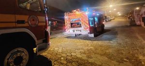Quarto pega fogo e moradora é socorrida após respirar fumaça