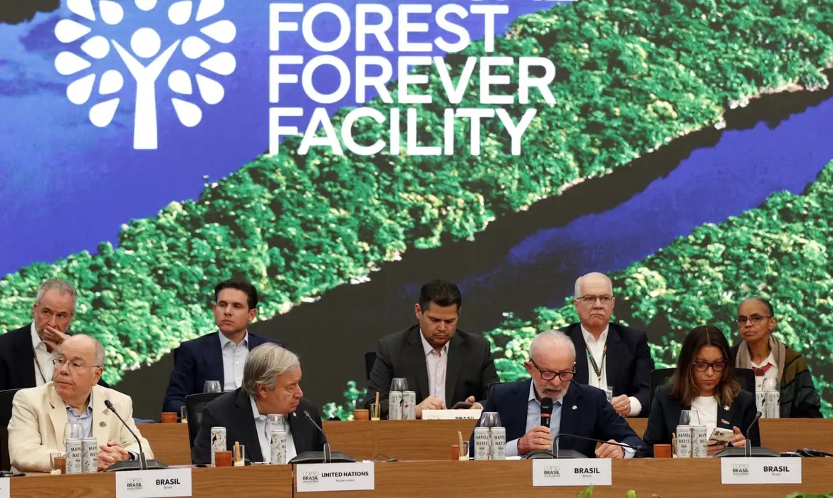 Países anunciam bilhões em fundo florestal criado por Lula na COP30