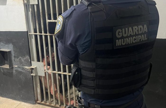 Após roubar farmácia e clientes, homem é contido por populares e acaba preso