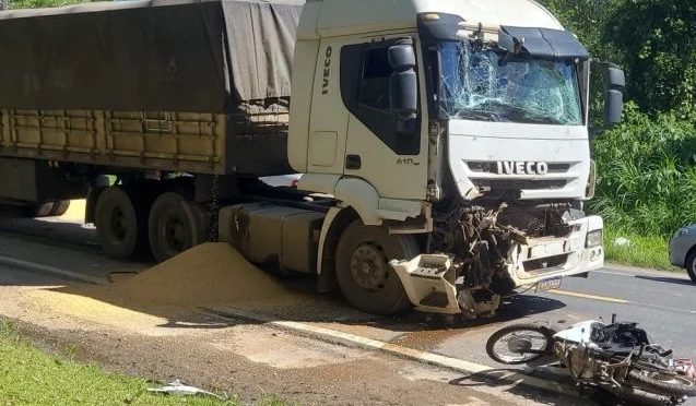 Vídeo: Mulher morre em colisão entre moto e dois caminhões na BR-470
