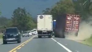 Caminhoneiros provocam manobra perigosa na BR-470