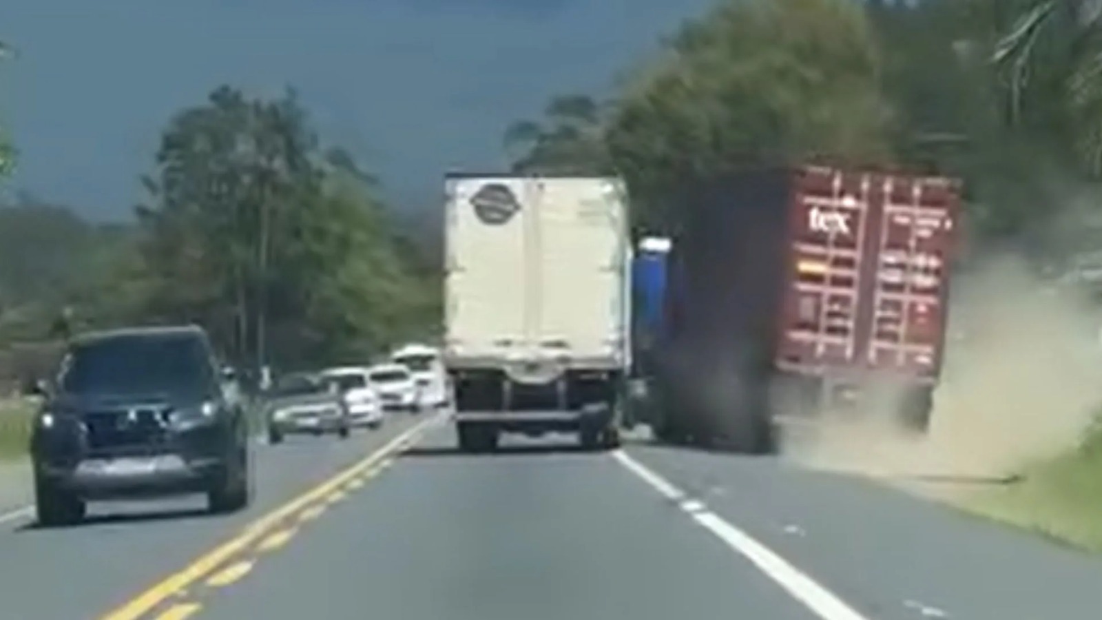Caminhoneiros provocam manobra perigosa na BR-470