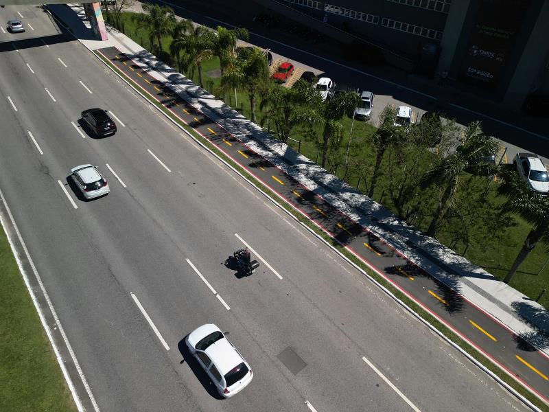 Florianópolis: Avenida Gustavo Richard ganha ciclovia bilateral