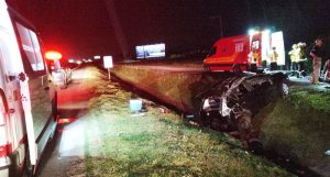 Carro com quatro ocupantes capota e vai parar em valeta na BR-470