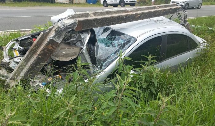 Motorista derruba três postes e foge antes da chegada da polícia