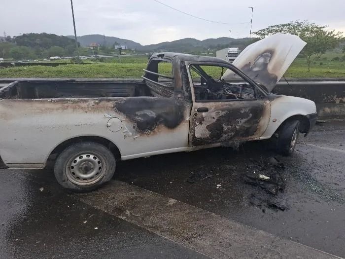 Corpo é encontrado dentro de veículo incendiado na BR-101