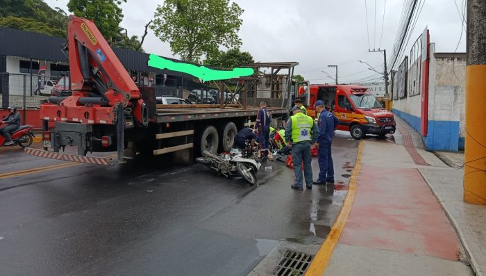 Jovem motociclista morre atropelado por caminhão