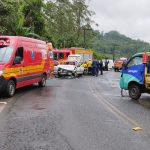 Colisão frontal entre dois veículos deixa condutor preso às ferragens