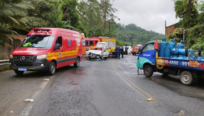 Colisão frontal entre dois veículos deixa condutor preso às ferragens