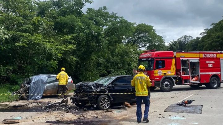 Acidente com três veículos na BR-163 deixa mulher morta e jovem ferida