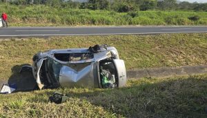 Capotamento na BR-470 mobiliza equipes e deixa motorista ferida
