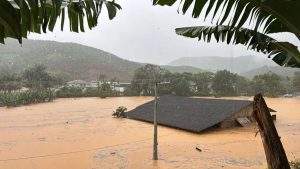 Vídeo: chuva forte e granizo causam estragos em cidades de SC