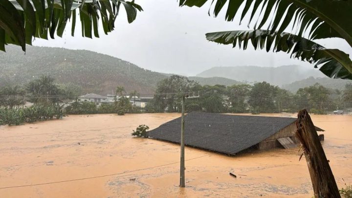 Vídeo: chuva forte e granizo causam estragos em cidades de SC