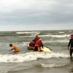 Seis jovens são levados pelo mar; um deles segue desaparecido