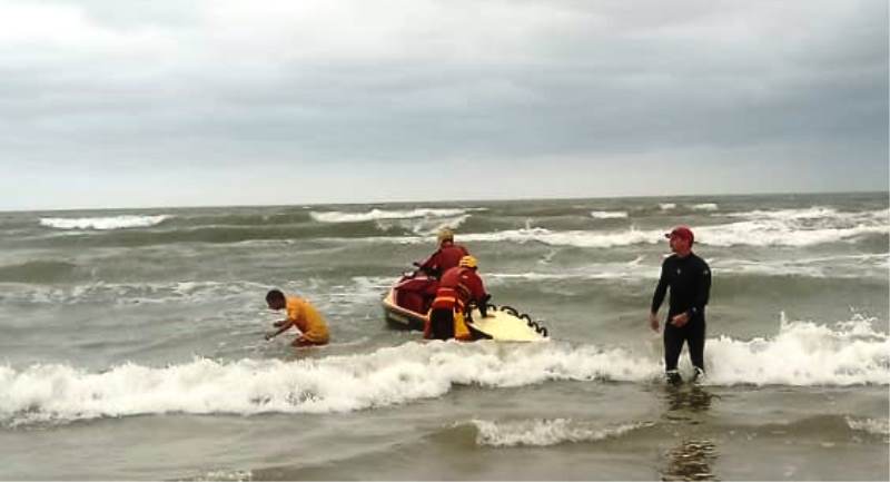 Seis jovens são levados pelo mar; um deles segue desaparecido