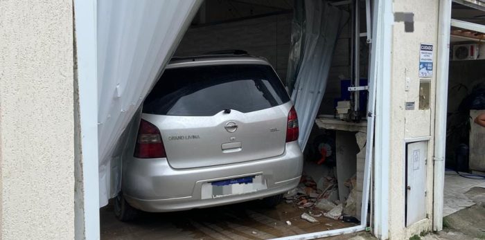 Carro invade residência após colisão com outro veículo