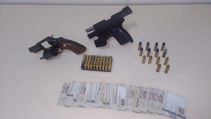 PM apreende armas e R$ 22 mil após ameaças no Vale do Itajaí