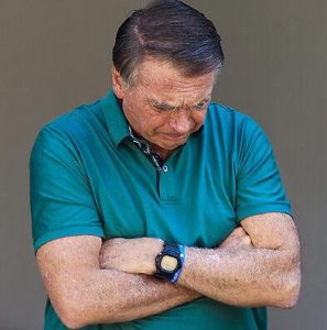 Crise de soluços volta a atingir Bolsonaro e família chama médicos às pressas