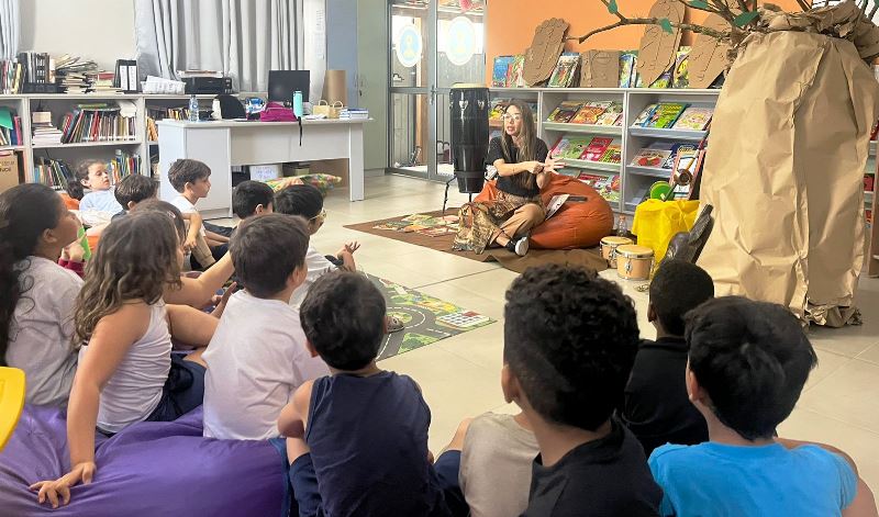 Crianças têm aula de cultura africana com literatura nacional em SC