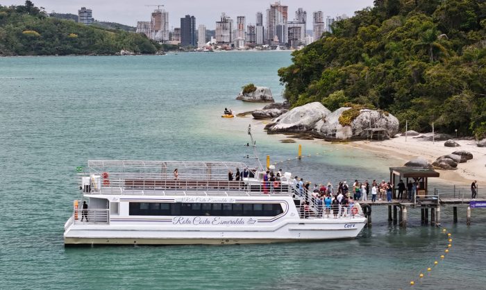 Catamarã inicia operações entre Balneário Camboriú e Porto Belo