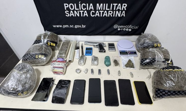 Seis pessoas são presas após PM desarticular ponto de tráfico