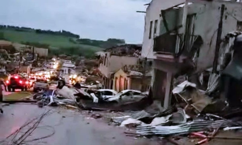 Tornado destrói bairros inteiros em cidade do Paraná; há pessoas soterradas