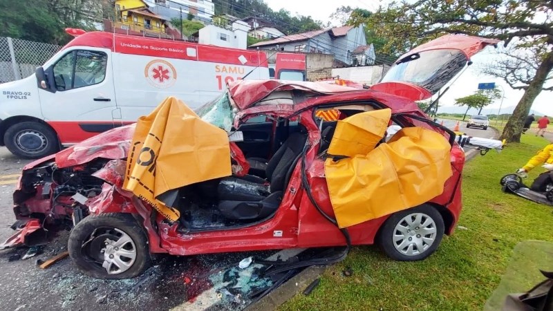Batida entre ônibus e carro deixa dois mortos em Florianópolis