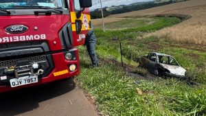 Casal morre após carro sair da pista, capotar e pegar fogo na SC-480