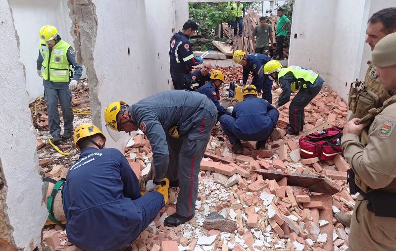 Operários ficam feridos após obra desabar próximo a Shopping