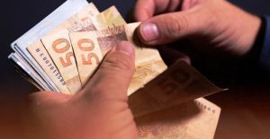 Catarinense usará 13º salário para quitar dívidas e poupar