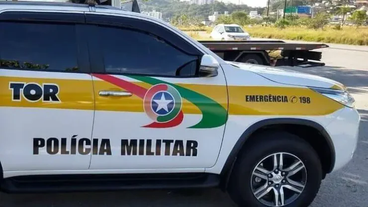 Jovem sem carteira tenta fugir da polícia e é detido após acidente