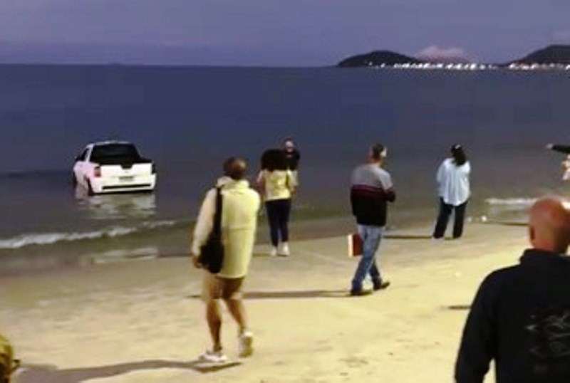 Vídeo: motoristra embriagado entra com carro no mar