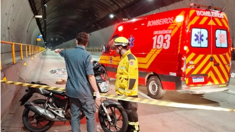 Mulher morre ao bater de moto dentro do Túnel Antonieta de Barros