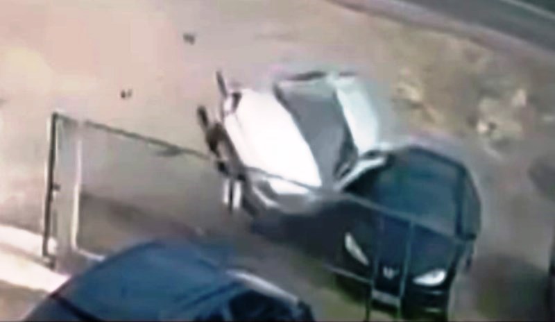Vídeo: carro capota em alta velocidade após motorista pegar no sono