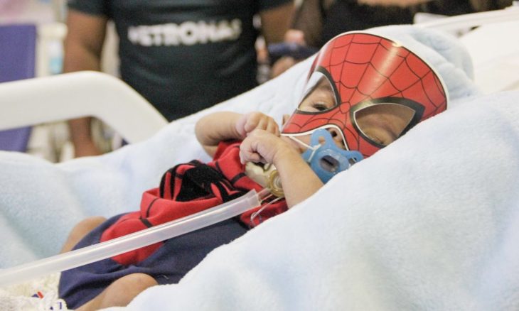 Bebê que nasceu com 620g recebe alta hospitalar após oito meses