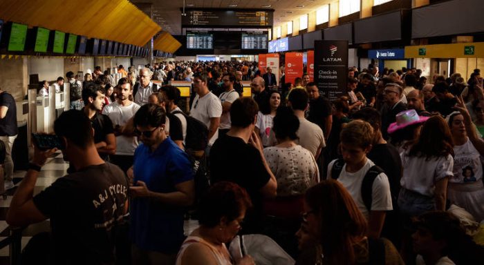 Vendaval histórico faz aeroportos cancelarem mais de 340 voos