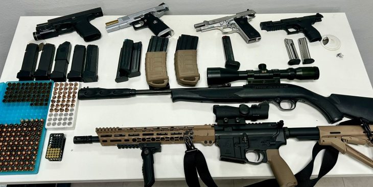 Homem atira contra companheira, ateia fogo e acaba preso com arsenal