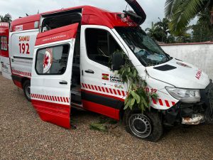 Vídeo: jovem em surto agride socorristas, rouba ambulância e provoca acidente