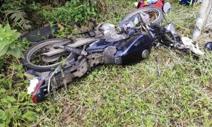 Motociclista fica em estado grave após colidir contra poste