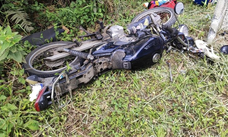 Motociclista fica em estado grave após colidir contra poste