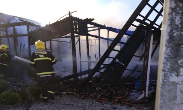 Incêndio destrói residência de madeira; animais são resgatados