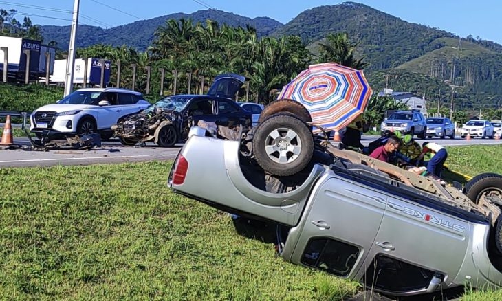 Caminhonete capota após colisão na BR-470; quatro ficam feridos